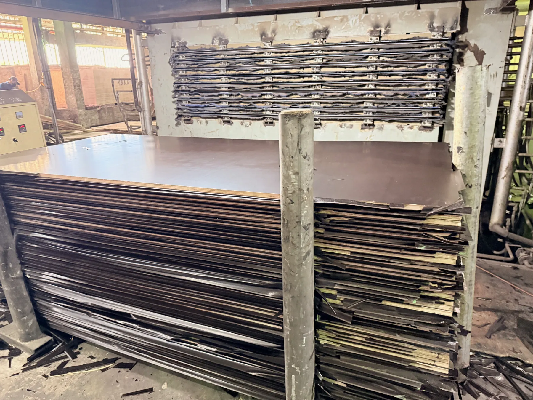 Commercial plywood pressing line